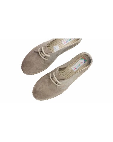 ALPARGATA PLANA CON CORDONES EN SERRAJE